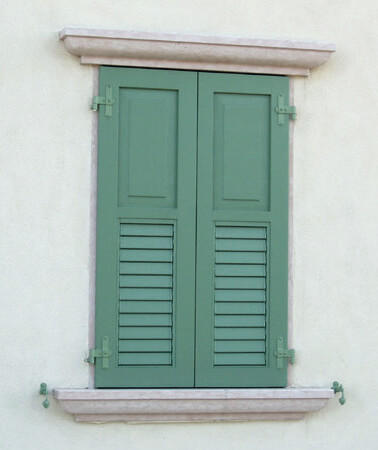 Scuri e balconi in legno