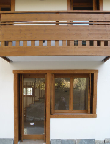 Contrasti di legno e neve