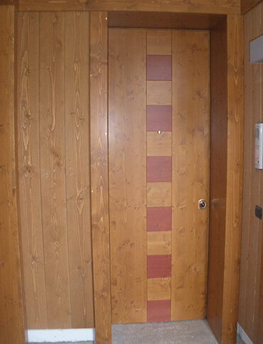 Contrasti di legno e neve