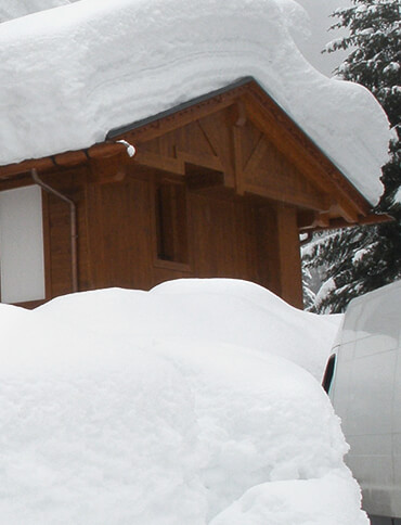 Contrasti di legno e neve