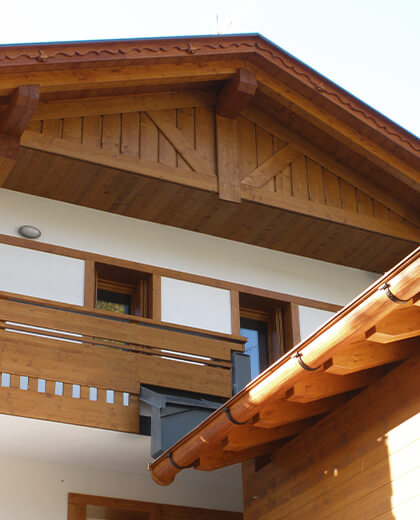 Contrasti di legno e neve